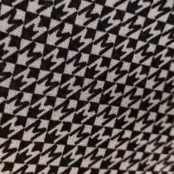 Max Studio Black and White Blouse Hi-Lo Lightweight Faux Wrap Blouse Size Small - Picture 7 of 9